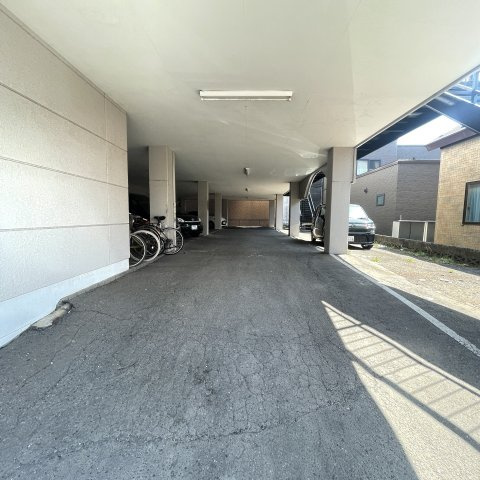 ベルシーヌ中島の駐車場