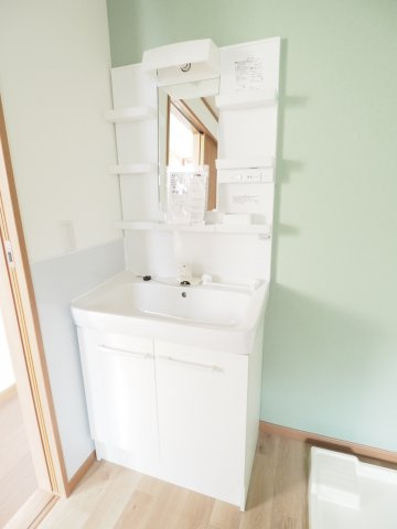 野田市木間ケ瀬　中古戸建　令和3年築の独立洗面台|シンプルなデザインの独立洗面台。緑のアクセントクロスで癒しの空間に。。。