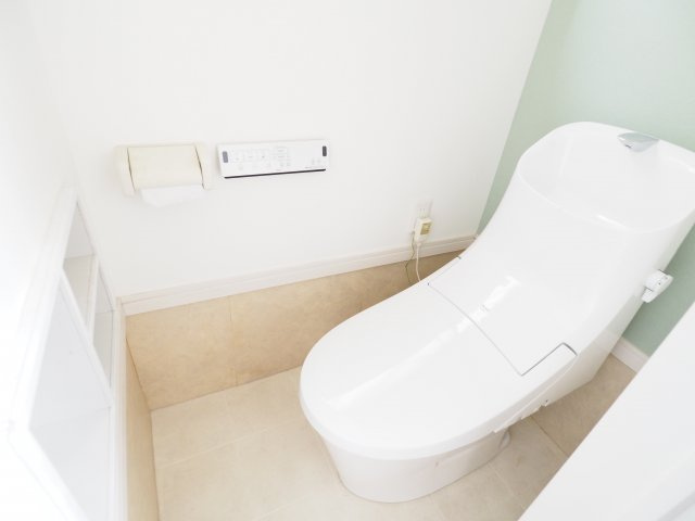 野田市木間ケ瀬　中古戸建　令和3年築のトイレ|シャワー付きトイレ。