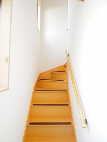 野田市木間ケ瀬　中古戸建　令和3年築のその他|階段は手すり付きなので、昇り降りも安全です。