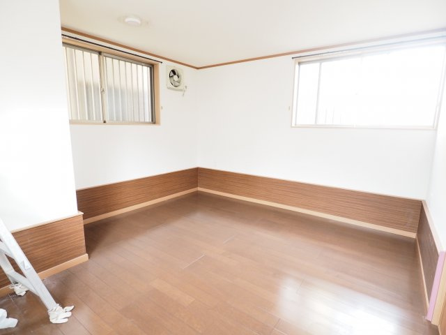 野田市木間ケ瀬　中古戸建　令和3年築の洋室|1階8帖の洋室。事務所や作業スペースとしても活用できます！