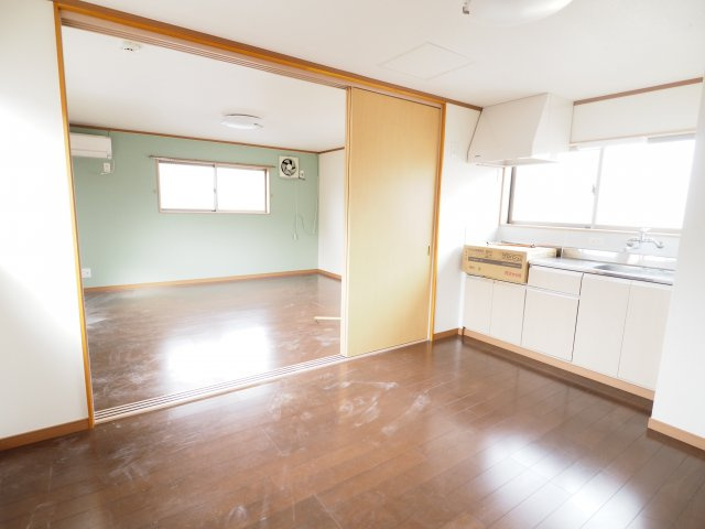 野田市木間ケ瀬　中古戸建　令和3年築の居間・リビング|6.5帖のダイニングキッチンと9帖の洋室は続き間の設計！仕切りを開ければ15.5帖のLDKとしても活用できます！