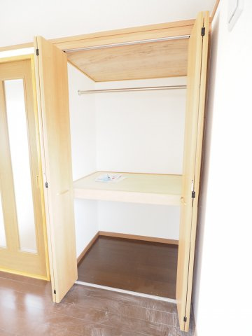 野田市木間ケ瀬　中古戸建　令和3年築の収納|ゆったりとしたクローゼットは、整理整頓がしやすくお部屋がスッキリ片付きます。
