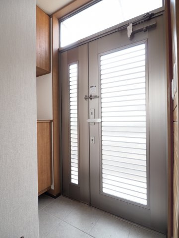 野田市木間ケ瀬　中古戸建　令和3年築の玄関|南向きの玄関スペース。お家の第一印象を明るくしてくれます。