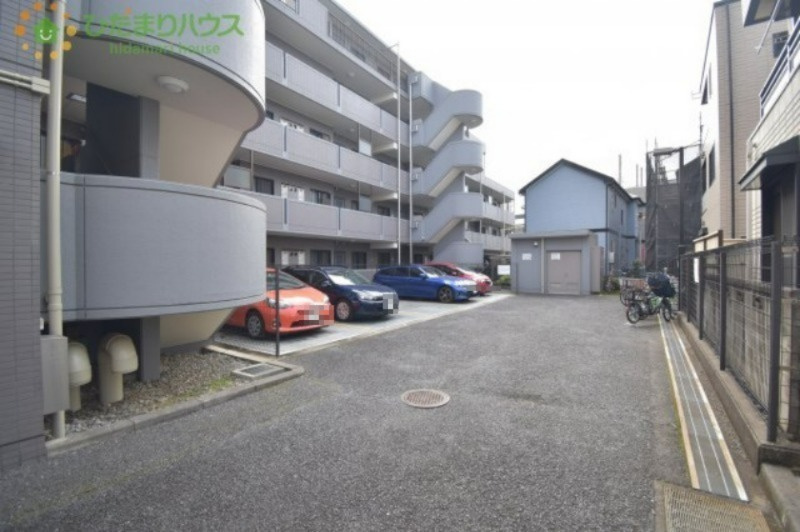 コスモ大宮大成弐番館の駐車場