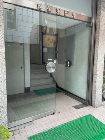 越後屋ビルのエントランス