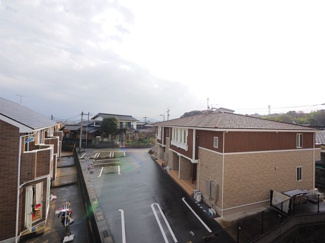 【展望】 | 【穏やかな街並みの眺望】
バルコニーから見える穏やかな街並み
爽やかな風と柔らかく降り注ぐ陽光を感じて頂けます。心地良い開放感が暮らしにゆとりと充足感をもたらします