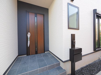 【エントランス】 | 【エントランス】
玄関ドアはお洒落な色を採用
日々の帰宅も今とは違う空間に