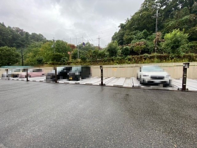 ロジェ長野2棟の駐車場