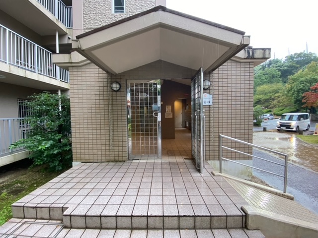 ロジェ長野2棟のエントランス