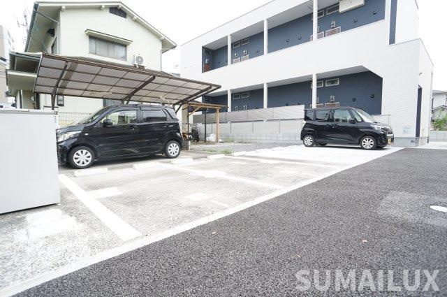 ADC坪井の駐車場