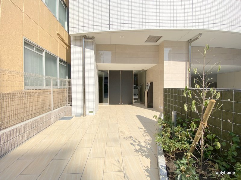 セレニテ中崎町リアン　仲介手数料無料のエントランス
