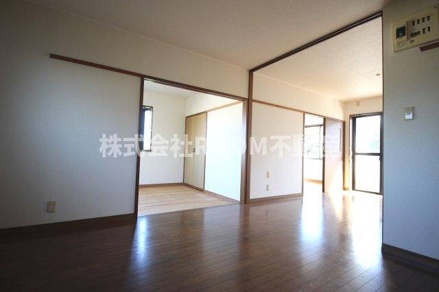 ラインマンション3の居間・リビング|ゆったり過ごせる居間です