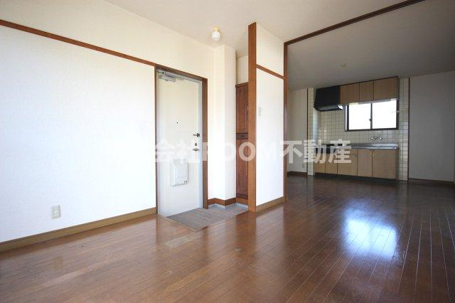 ラインマンション3の居間・リビング|こちらのリビングで趣味の時間をお楽しみください