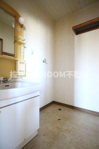 ラインマンション3の洗面所|明るい洗面所です