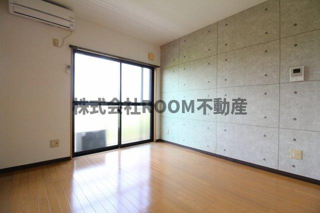 センチュリー21金田　E棟の洋室|明るい洋室です