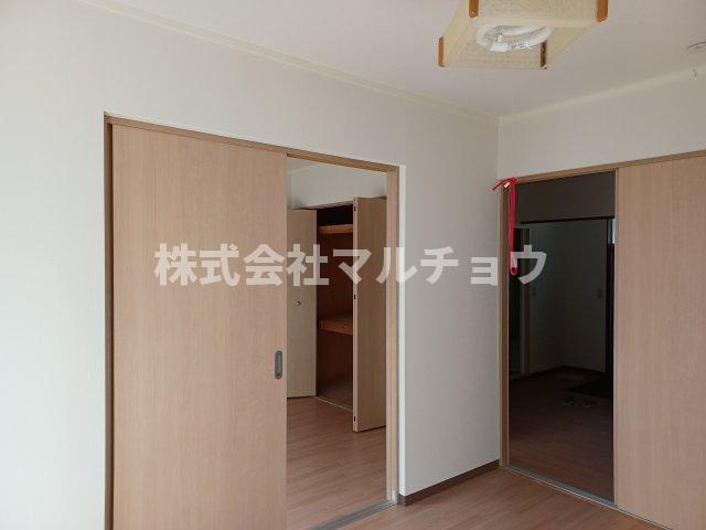 まるよしマンションの居間・リビング|こちらの居間で趣味の時間をお楽しみください
