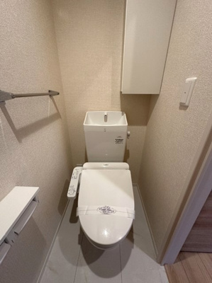 【トイレ】 | リーフM | トイレは温水洗浄便座付き♪人気のバストイレ別です♪小物を置ける便利な棚やタオルハンガーも付いています♪