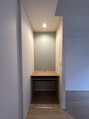 【設備】 | リーフM | 洋室6.3帖のお部屋にあるPCカウンターです♪急な在宅ワークでも作業場所に困りませんね☆