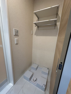 【設備】 | リーフM | 洗面所にある室内洗濯機置き場です♪防水パンが付いているので万が一の漏水にも安心です！上部には便利な収納棚付き♪