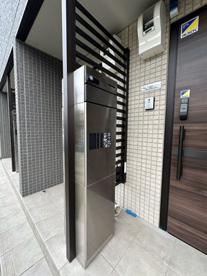 【設備】 | リーフM | 玄関前に宅配BOXがあるので荷物の受け取りもスムーズに♪再配達の手間がかからないのが魅力♪