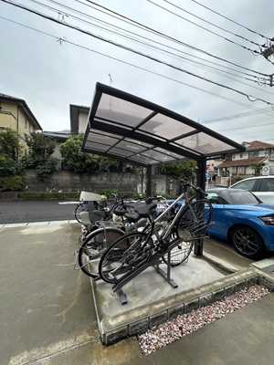 【その他共用部分】 | リーフM | 屋根付きの駐輪場で雨が降っても大切な自転車が濡れなくてすみますね♪駅まで自転車もおすすめです！