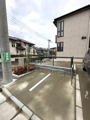 【駐車場】 | リーフM | いつでも目の届く敷地内に駐車場があります♪荷物がかさばりがちなお買物にも、敷地内駐車場があると便利ですよね☆