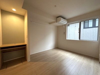 【寝室】 | リーフM | 洋室6.3帖☆お部屋にはエアコンを完備しています♪リモートワークにも困らない、備え付けのPCカウンターもあります☆