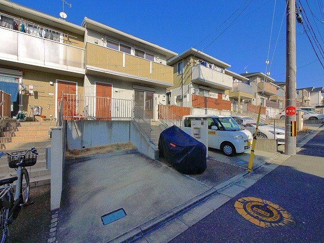 ラ　ヴィ　ドゥの駐車場|車をお持ちの方に嬉しい駐車場付きの物件です