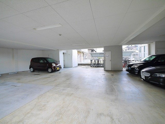 パールタウンの駐車場|駐車場があるので、車を買う予定の方も安心です
