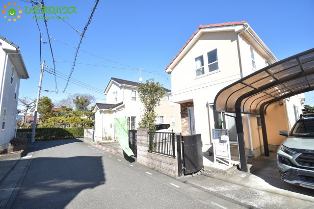 川島町中山　中古一戸建ての前面道路含む現地写真