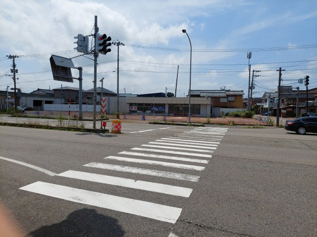 見附市今町4丁目　貸店舗の駐車場|道路を挟んだ外観（2023年7月時点）