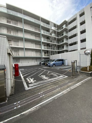  ファミール西台の駐車場