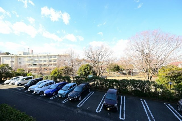 西武百草団地 1号棟の駐車場