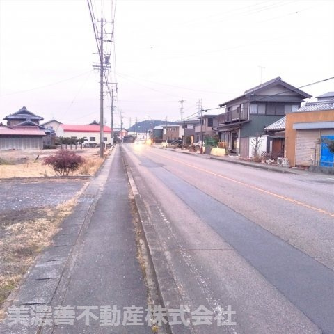６０２５６　関市稲河町土地の前面道路含む現地写真