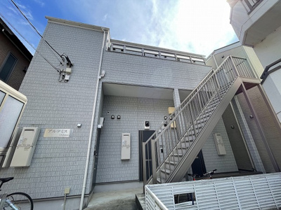 【外観】 | アルテミス/藤が丘 | 東急田園都市線「藤が丘」駅まで徒歩5分！ドラッグストアやスーパーが近くてお買い物にも便利な立地の2階建てアパートです♪