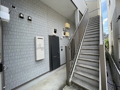 【その他共用部分】 | アルテミス/藤が丘 | 共用廊下です♪雨に濡れずにお部屋に入ることができ、荷物が多い日も便利ですね☆