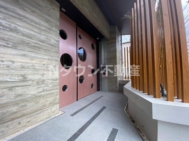 【エントランス】 | NEO JAPANESQUE 出来町(ネオジャパネスク出来町) | 落ち着いたエントランスです