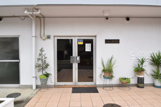 【エントランス】 | マンションの正面エントランス。出入りする人間を癒してくれるマンション入り口であり、その建物の「顔」でもあります。～即日のご見学可能～　お問合せはお気軽にどうぞ。