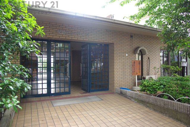 【エントランス】
マンション入り口には植栽を取り入れたアプローチになっております。
管理人さんが日勤管理体制になっておりセキュリティ面も安心です。