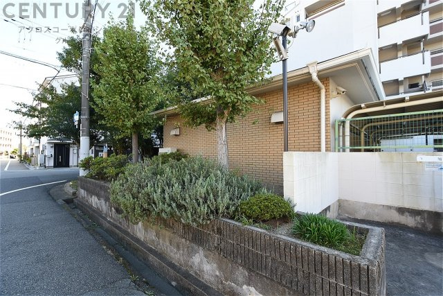 【外観】
清和小学校徒歩4分・小田中学校徒歩7分と通学にやさしい距離です。
ＪＲ尼崎駅まで歩けば、駅直結の商業施設尼崎キューズモールがあり買い物の他、映画館もあるので映画好きの方には特におすすめです。