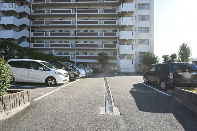 【駐車場】
駐車スペースは平面式駐車場になっておりワンボックス車も駐車可能です。
空き状況についてはご確認ください。