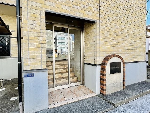 フレンテ・カルポートのエントランス|日々の疲れを癒すお風呂付です