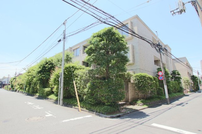 閑静な住宅街に佇む低層マンション