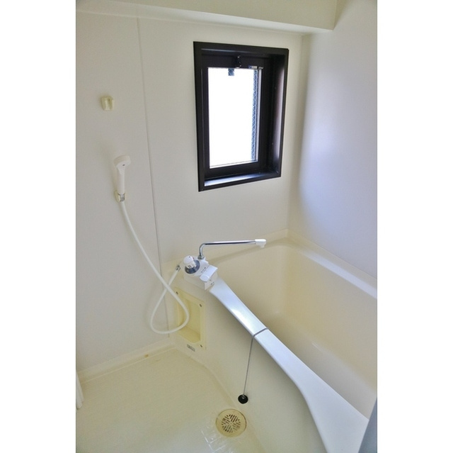 ラカーサ　アルタの浴室|窓がある明るい浴室