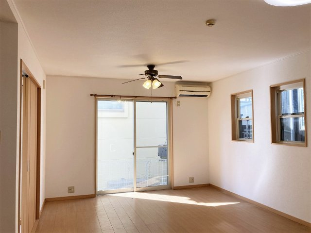 【居間・リビング】 | □■小田原市国府津 中古戸建■□ | 2面採光の明るいリビング