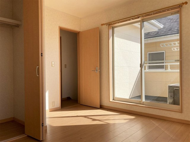 【洋室】 | □■小田原市国府津 中古戸建■□ | 柔らかな光が射し込む2階洋室