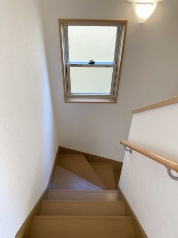 【内装】 | □■小田原市国府津 中古戸建■□ | 手すり付きの階段