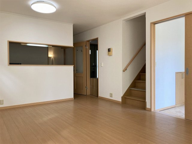 【居間・リビング】 | □■小田原市国府津 中古戸建■□ | 家族とのコミュニケーションが取りやすいリビング階段