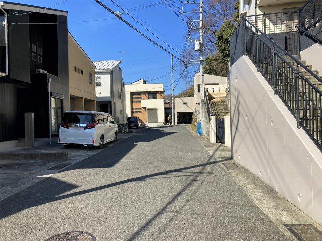 【前面道路含む現地写真】 | □■小田原市国府津 中古戸建■□ | 交通量少なく静かな住宅地です。
